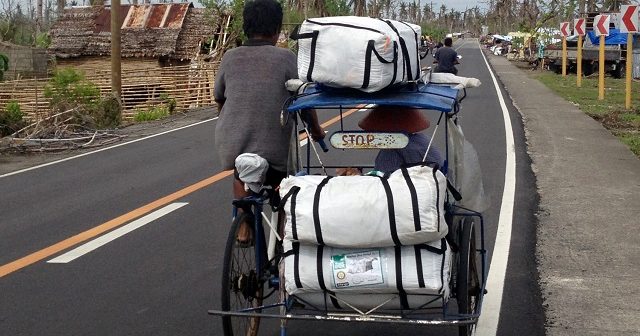ShelterBox weitet seine Hilfsleistungen auf den Philippinen aus, um mehr Familien in Not helfen zu können, die durch die Zerstörungswucht von Taifun Haiyan ihr Zuhause verloren haben.