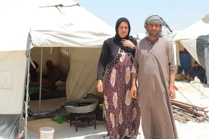 Syrien Konflikt, ShelterBox Ehepaar in Syrien vor Zelten