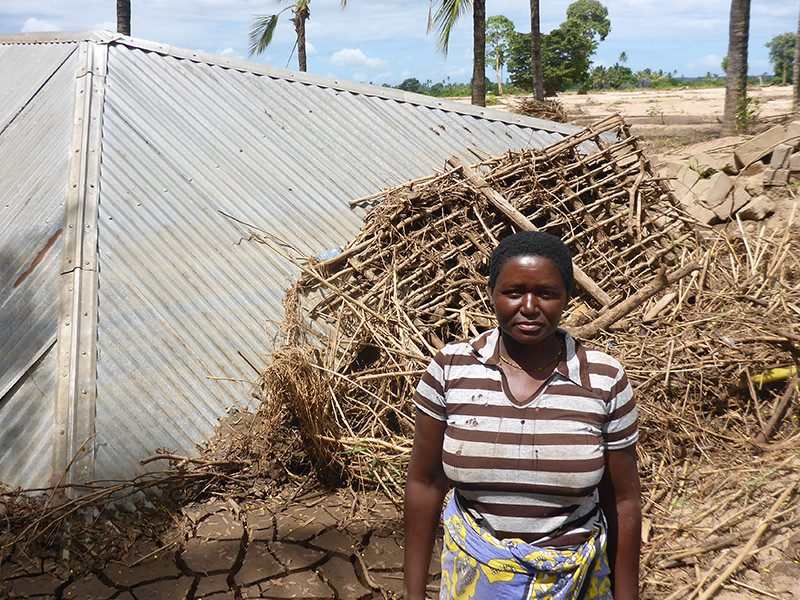 Eine Frau steht vor ihrem Haus, das durch die Überschwemmungen in Kenia beschädigt wurde. Eine Frau steht vor ihrem Haus, das durch die Überschwemmungen in Kenia beschädigt wurde.