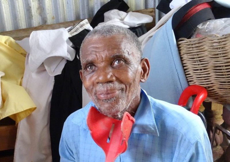 Simon aus Dominica in seinem reparierten Haus Simon, ein Mann, der Hilfe von ShelterBox erhalten hat, nachdem sein Zuhause durch den Hurrikan Irma im September 2017 zerstört wurde