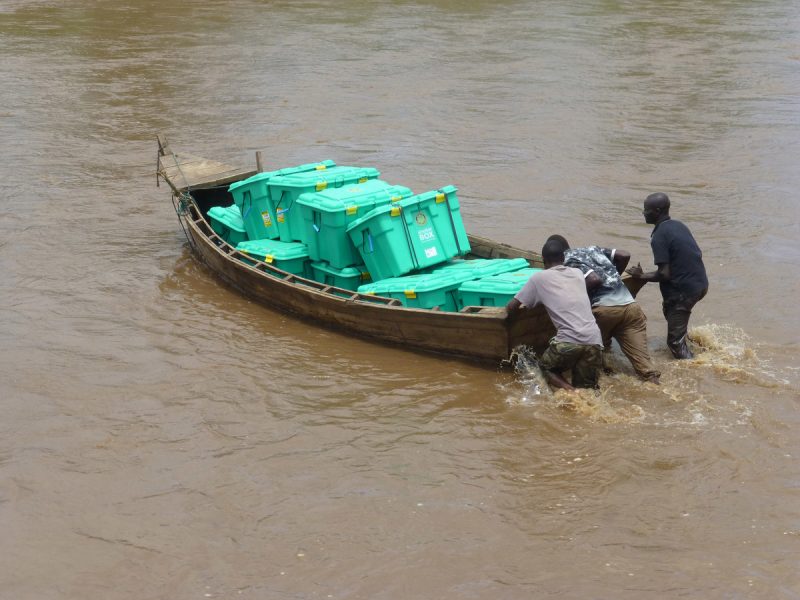 SB_Malawi_Überschwemmung_2015 Kleines Boot überquert nach Überschwemmungen Fluss in Malawi