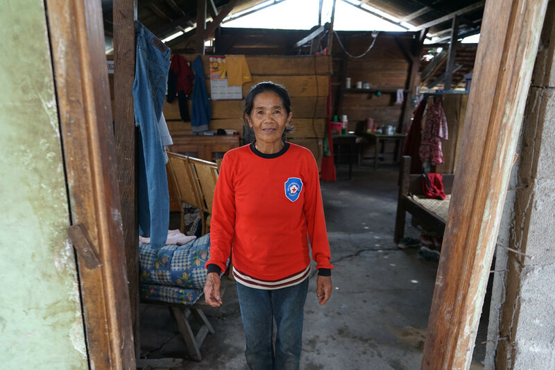 Lino, eine Frau, welche im Anschluss an den Tsunami in Indonesien Hilfsgüter von ShelterBox erhielt