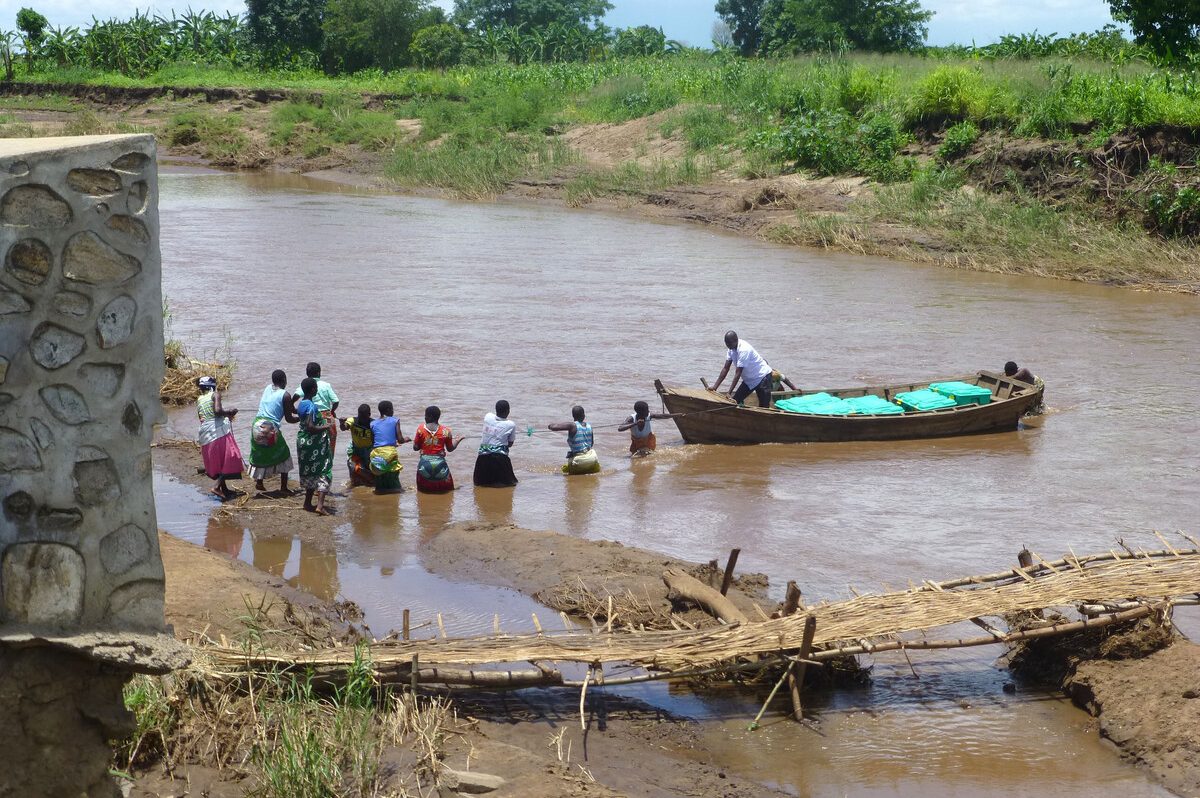 Ein Schiff, welches grüne ShelterBoxen transportiert, auf einem Fluss in Malawi nach der Überschwemmung dort im Jahr 2015