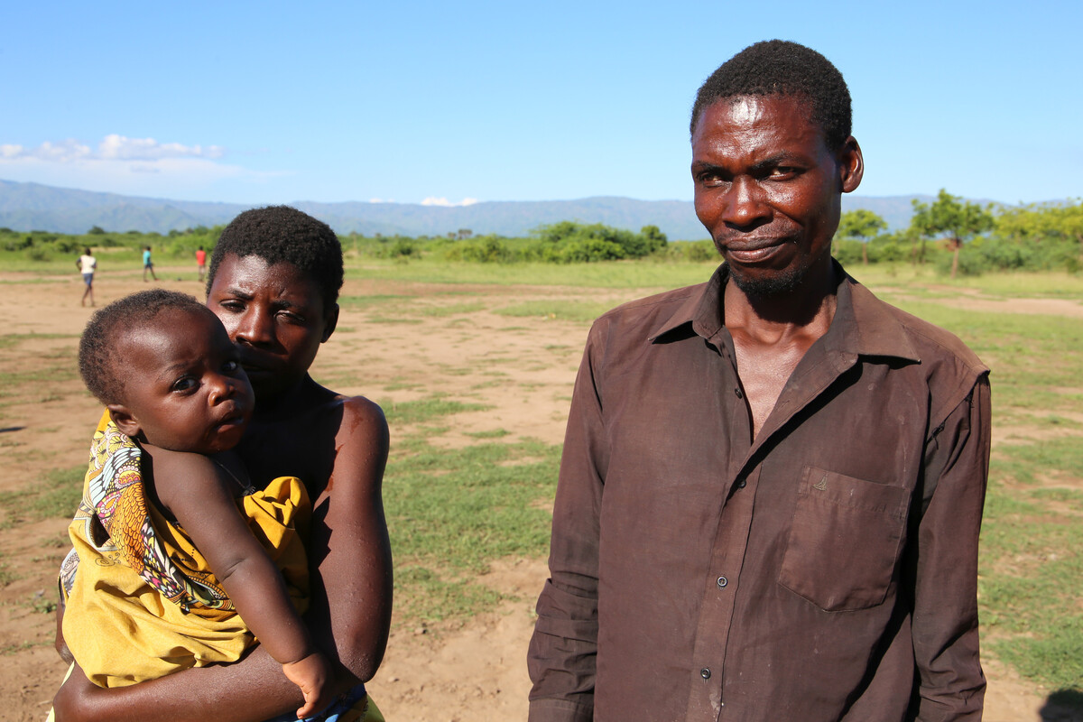 Petro und seine Familie nach der Überschwemmung in Malawi