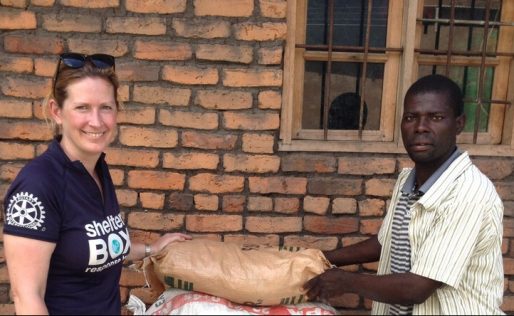 ShelterBox Response Team Mitglied und ein Begünstigter in Malawi