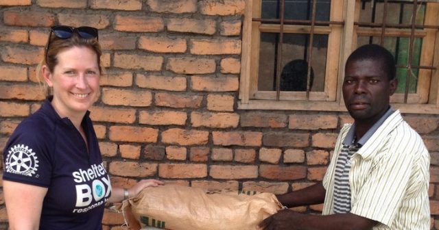 ShelterBox Response Team Mitglied und ein Begünstigter in Malawi