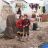 zwei Mädchen stehen vor ihrer Unterkunft in einem syrischen Flüchtlingslager. Die Auswirkungen des Coronavirus können die Situation von Menschen, die von Katastrophen und Konflikten betroffen sind noch verändern.
