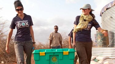 Shelter Box wir von Helfern getragen