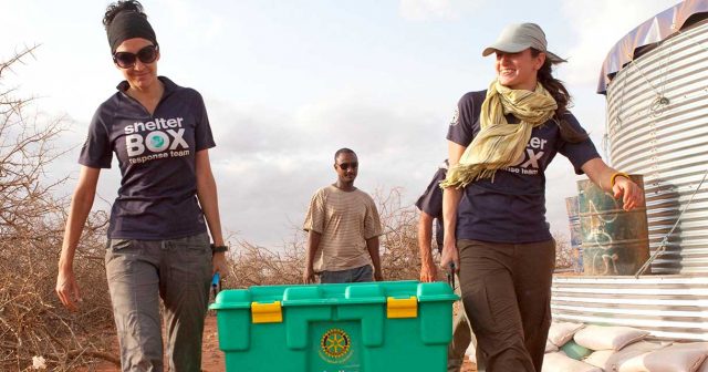 Shelter Box wir von Helfern getragen
