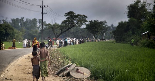 Mehr über unsere aktuellen Einsätze. Auf dem Bild sieht man 2 Jungen nach der Rohingya Krise in Bangladesch