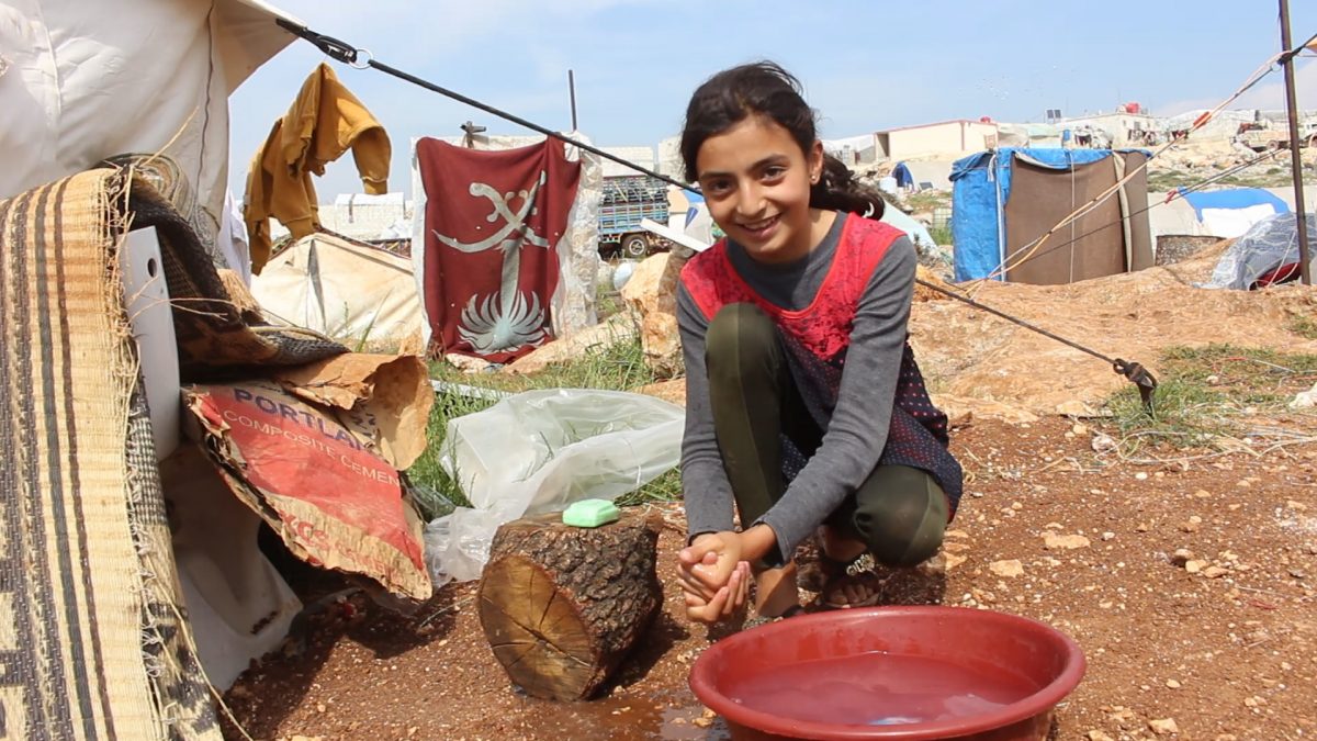 Ein syrisches Mädchen wäscht sich die Hände mit Seife von ShelterBox. Die Auswirkungen des Coronavirus auf Menschen, die von Katastrophen und Konflikten betroffen sind, können verheerend sein.