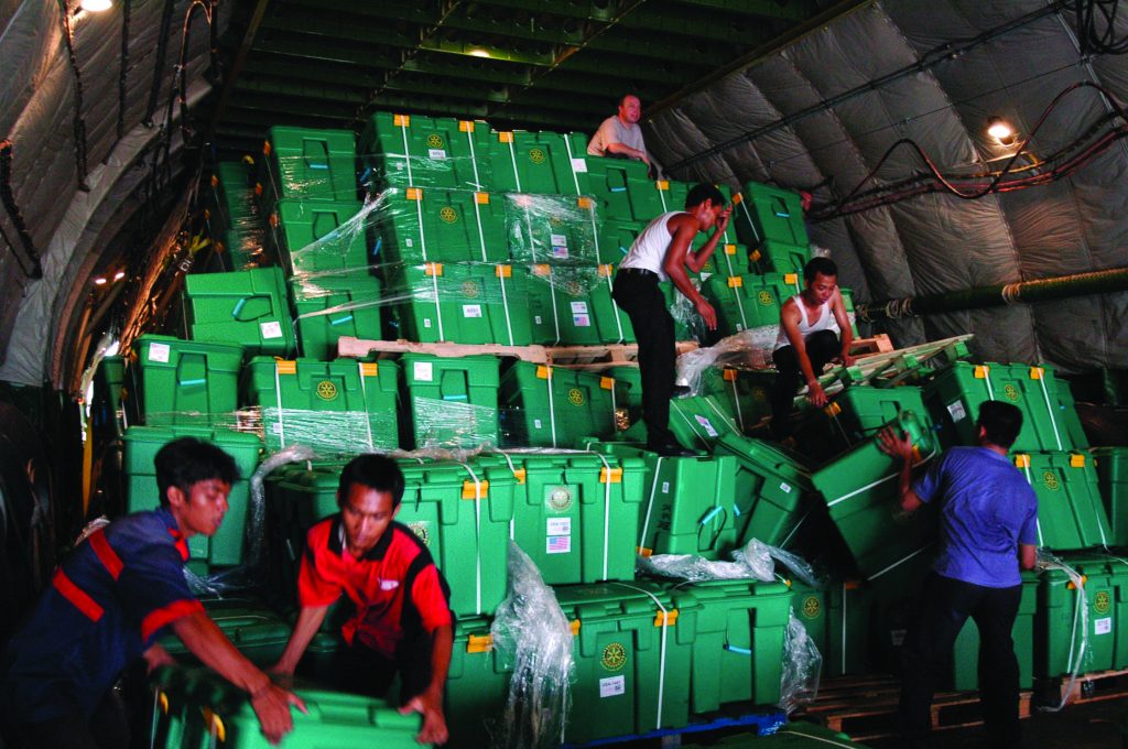 ShelterBox wird 20 Jahre. Hier sieht man die Verteilung von Hilfsgütern nach dem verheerenden Tsunami im indischen Ozean im Jahr 2004