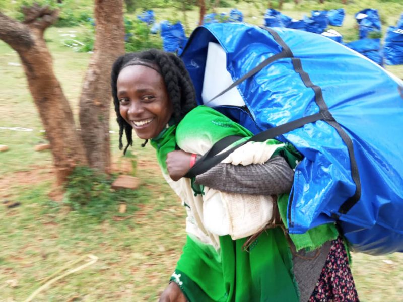 Frau trägt shelterkit
