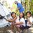 20 Jahre ShelterBox. Drei Kinder auf den Philippinen. Im Hintergrund sieht man ein ShelterBox Zelt, das ihre Familien nach dem Typhoon als Katastrophenhilfe erhalten haben