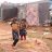 zwei Mädchen in einem syrischen Flüchtlingslager. Was die UNHCR Flüchtlingszahlen 2019 bedeuten
