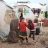 Zwei Mädchen spielen vor ihrem Zelt in einem Flüchtlingslager. Welche Bedeutung haben die UNHCR Flüchtlingszahlen 2019?
