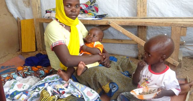 Esther und ihre Kinder auf der Flucht vor Boko Haram