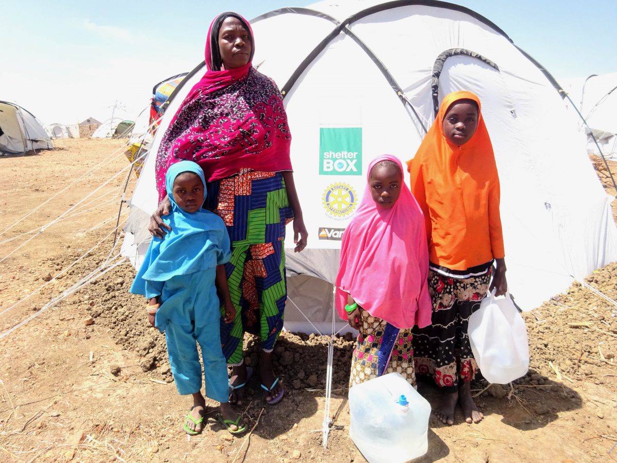 Fmilie vor Shelterbox Zelt im Minawao Camp