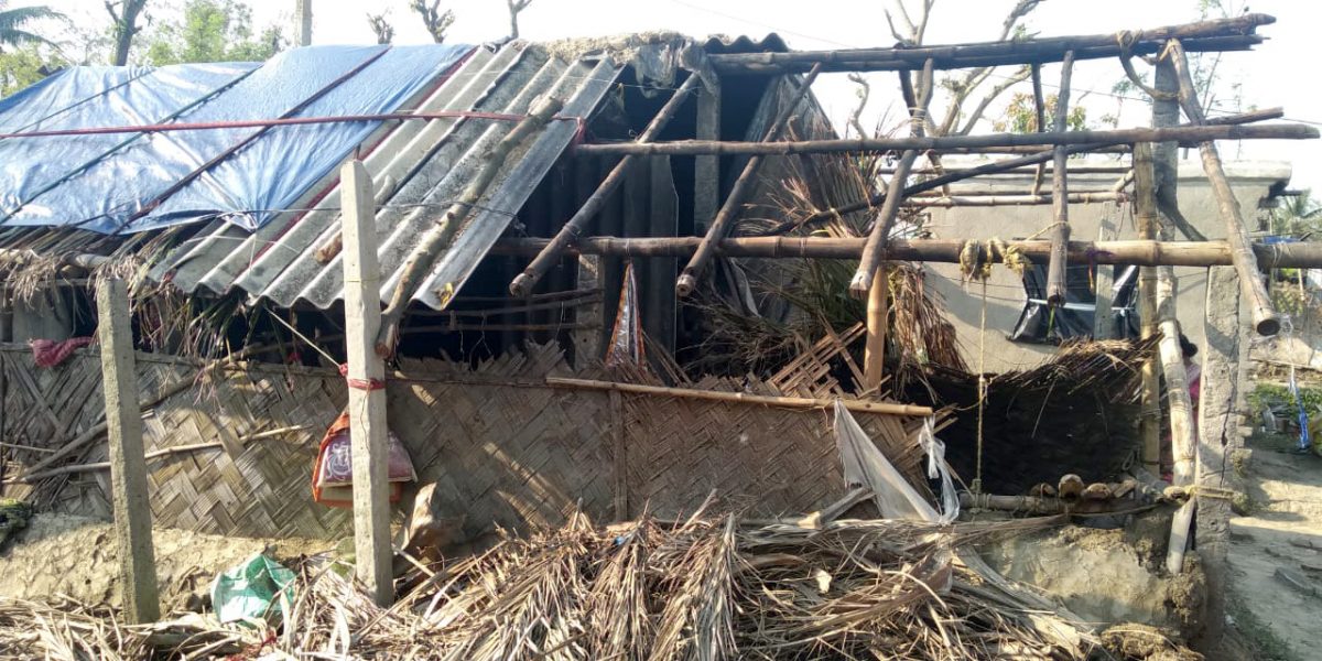 durch Zyklon Amphan zerstörte Häuser