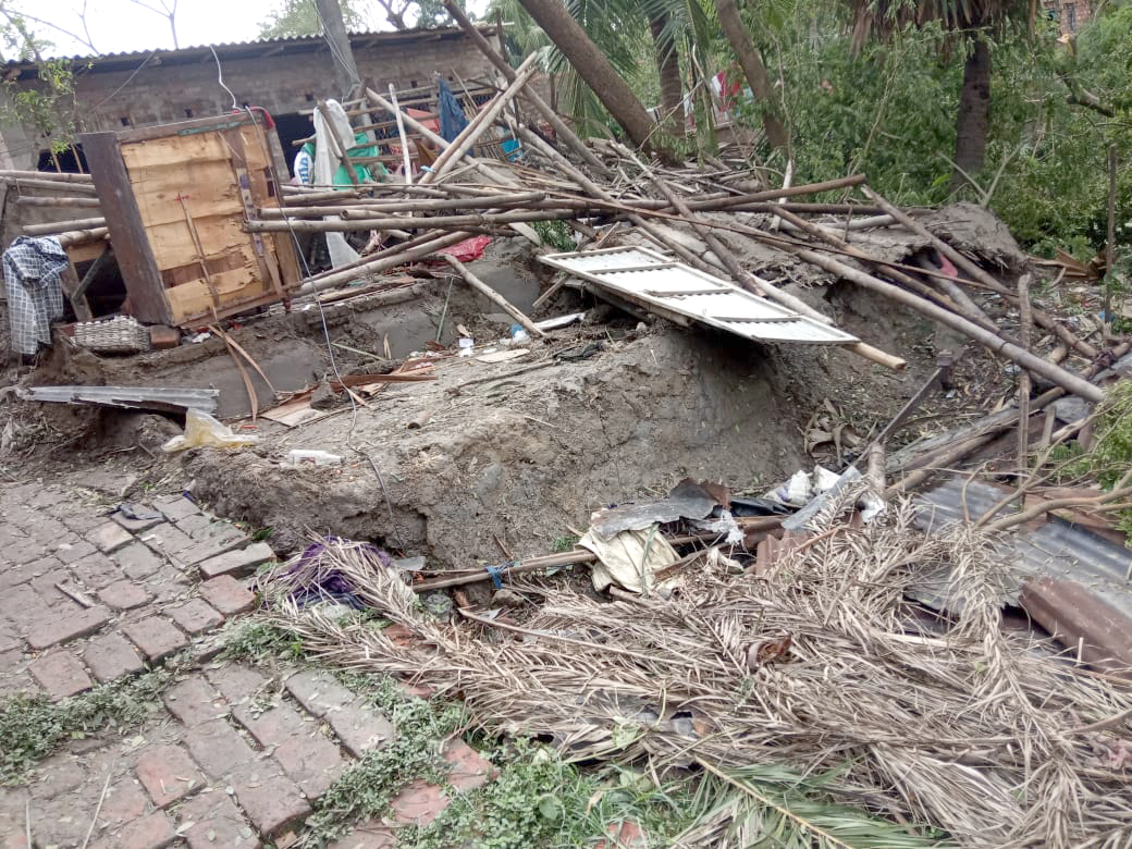 Durch Zyklon Amphan zerstörte Häuser