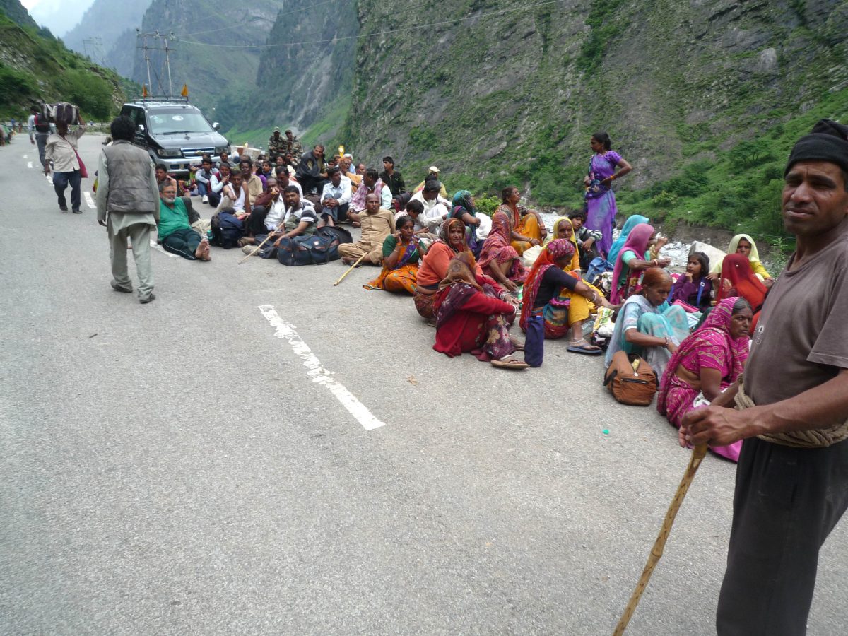 Menschen lagern auf einer Straße in Indien