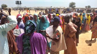 Geflüchtete warten auf Verteilung von Hilfsgütern