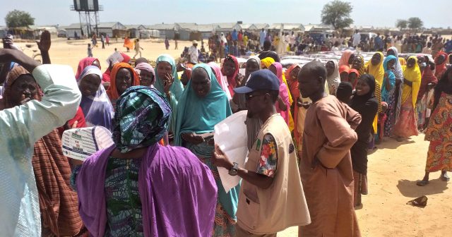 Geflüchtete warten auf Verteilung von Hilfsgütern