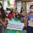 Familie trägt shelterbox auf den Philippinen