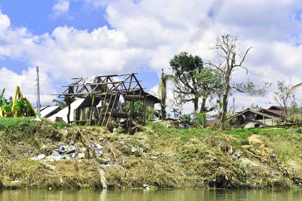 von Taifun Vongfong zerstörtes Haus