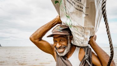 Mann auf Vanuatu trägt shelterkit