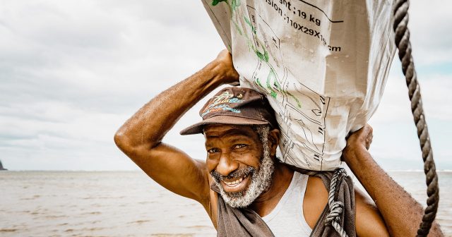 Mann auf Vanuatu trägt shelterkit