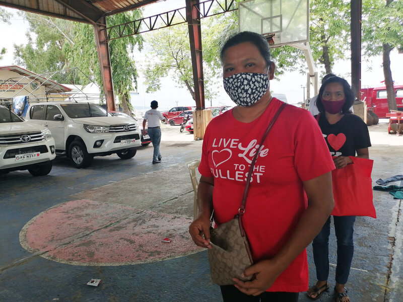 Catalina bei der Verteilung der Hilfsgüter