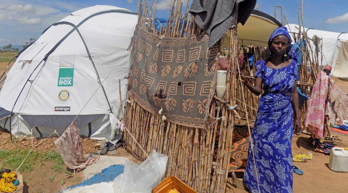 Fanne vor ihrem ShelterBox Zelt im Minawao Camp Kamerun