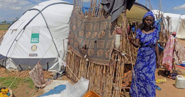 Fanne vor ihrem ShelterBox Zelt im Minawao Camp Kamerun
