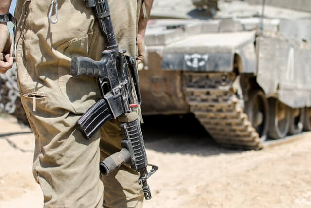 Maschinengewehr und Panzer in Israel