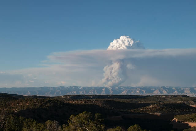 Riesige Rauchwolke während des Gulch Fire in Colorado