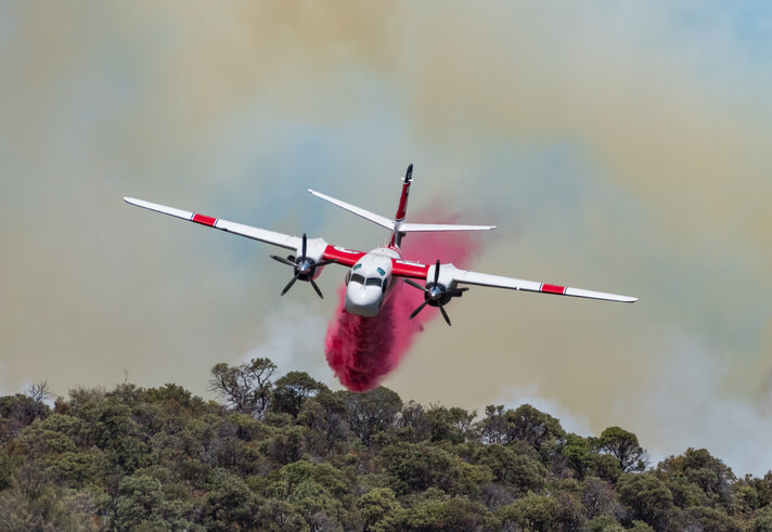 Löschflugzeug während der Waldbrände in Kalifornien