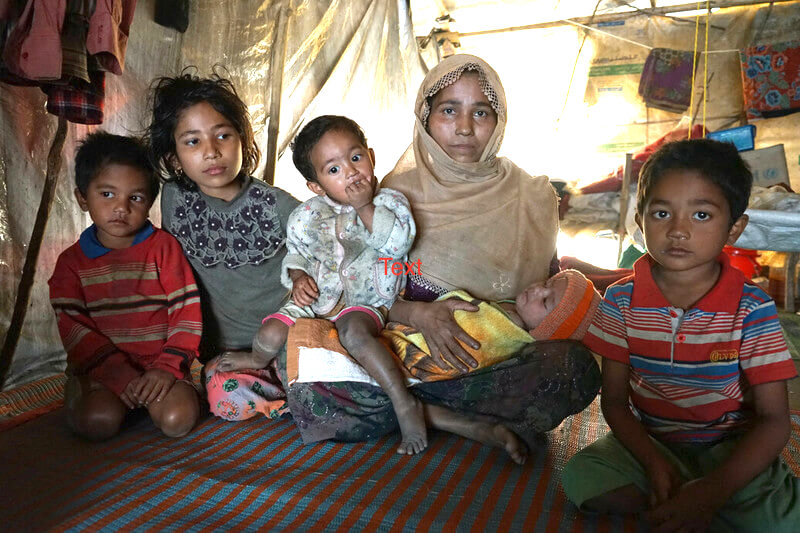 Geflohene Rohingya Familie aus Myanmar, die jetzt im Flüchtlingscamp in Bangaldesch lebt.