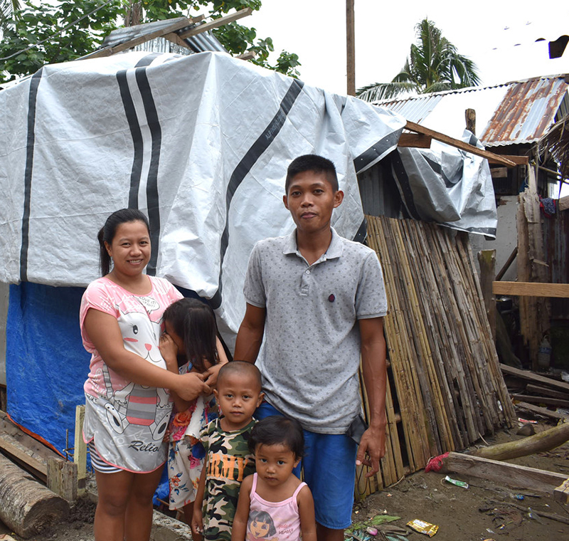 Eine Familie, die von ShelterBox nach dem Taifun Vongfong (Ambo) unterstützt wurde