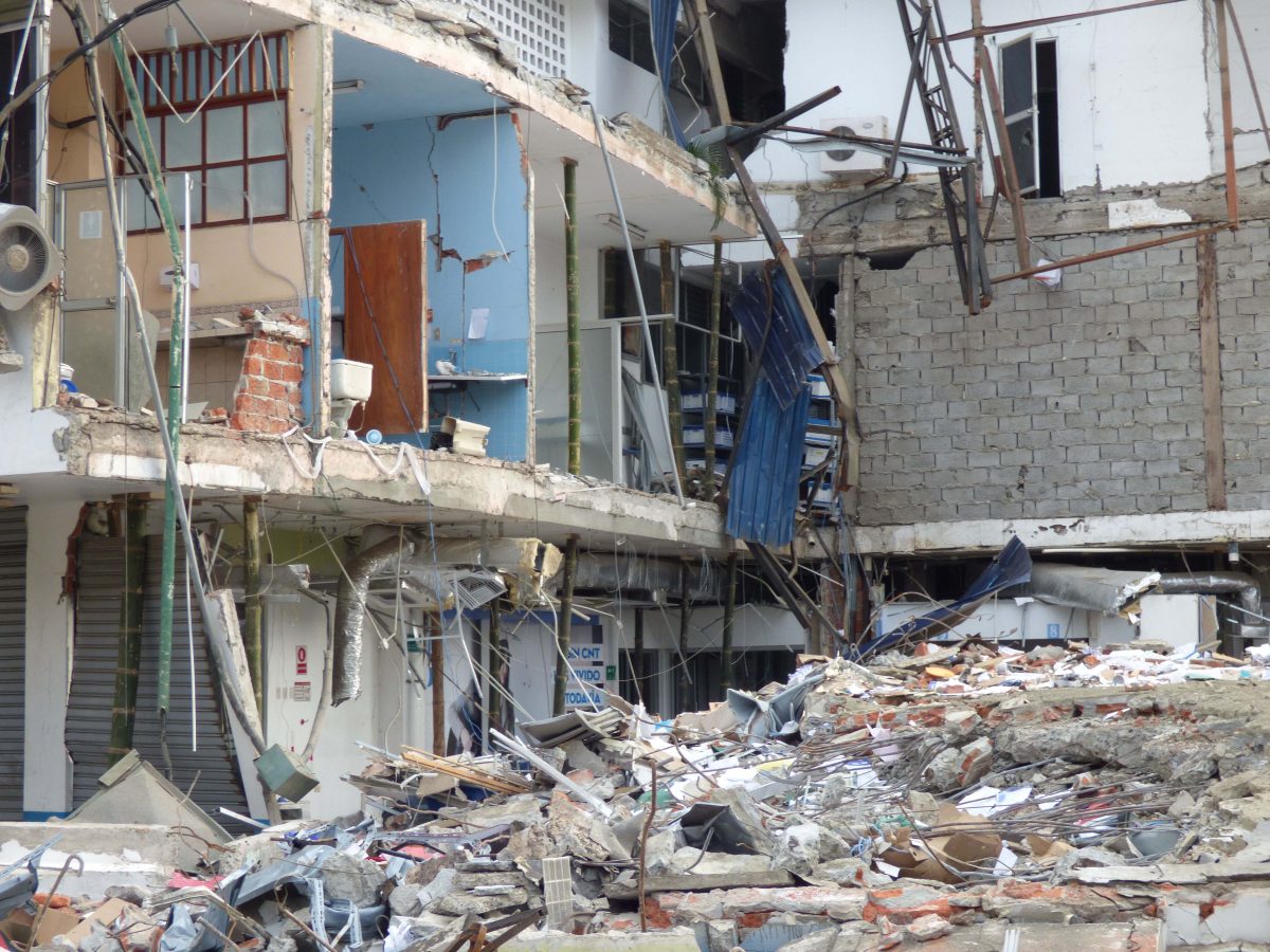 Zerstörte Häuser nach einem starken Erdbeben im Ecuador im April 2016