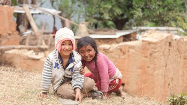 Entwicklungsländer und was man darunter versteht. Zwei Kinder im sogenannten Entwicklungsland Nepal nach dem Erdbeben 2016