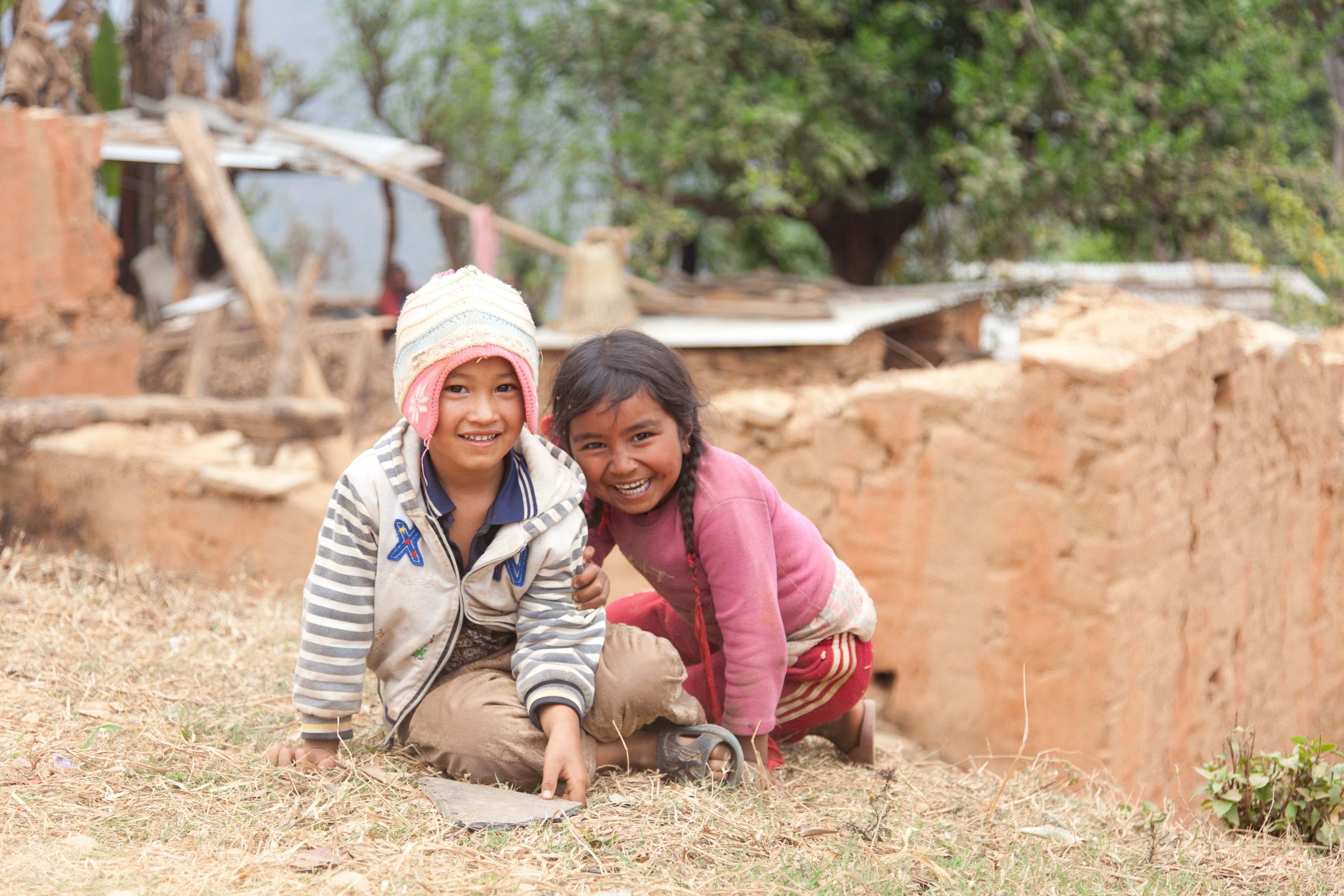 Entwicklungsländer und was man darunter versteht. Zwei Kinder im sogenannten Entwicklungsland Nepal nach dem Erdbeben 2016