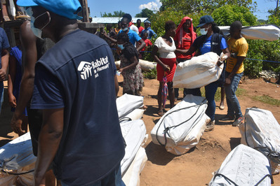Mitarbeitende von Habitat for Humanity Haiti verteilen Hilfsgüter an Betroffene des Erdbebens.