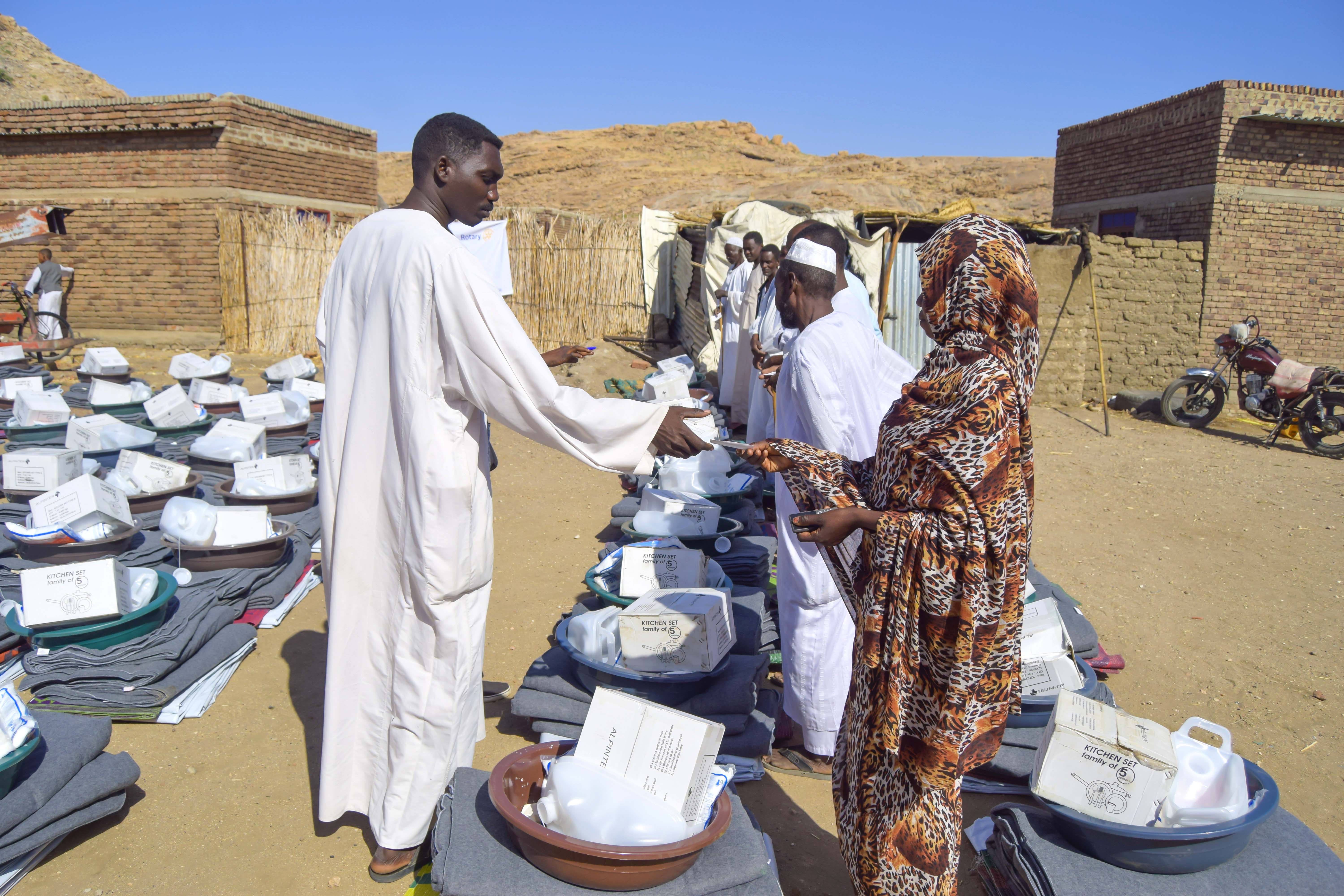 Ein Mann nimmt Hilfsgüter entgegen, nach der Überschwemmung im Sudan