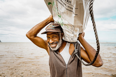 Mann auf Vanuatu trägt shelterkit