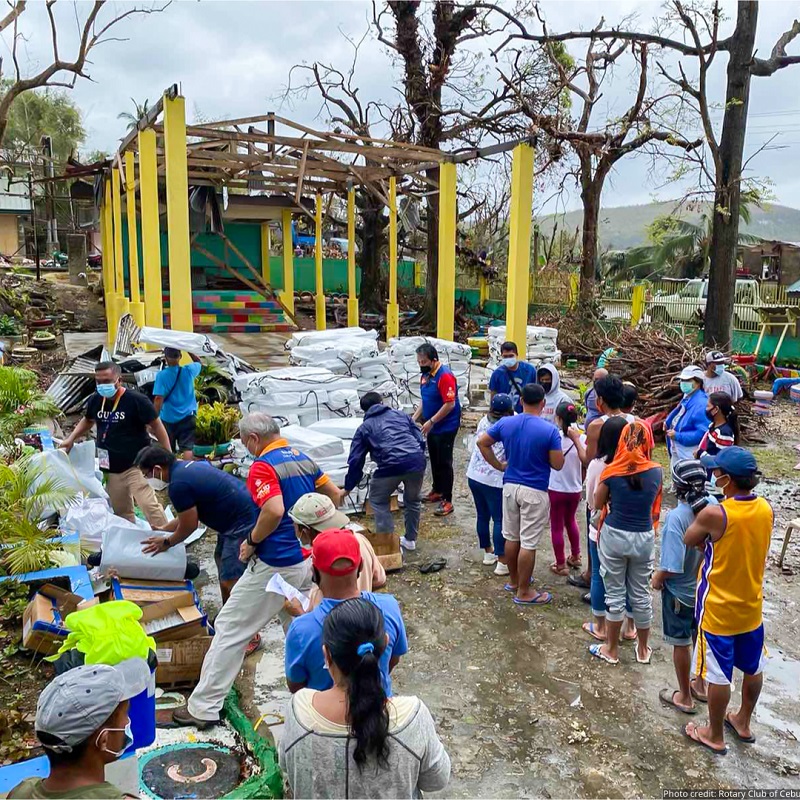 Menschen warten auf Hilfsgüter nach Taifun Rai