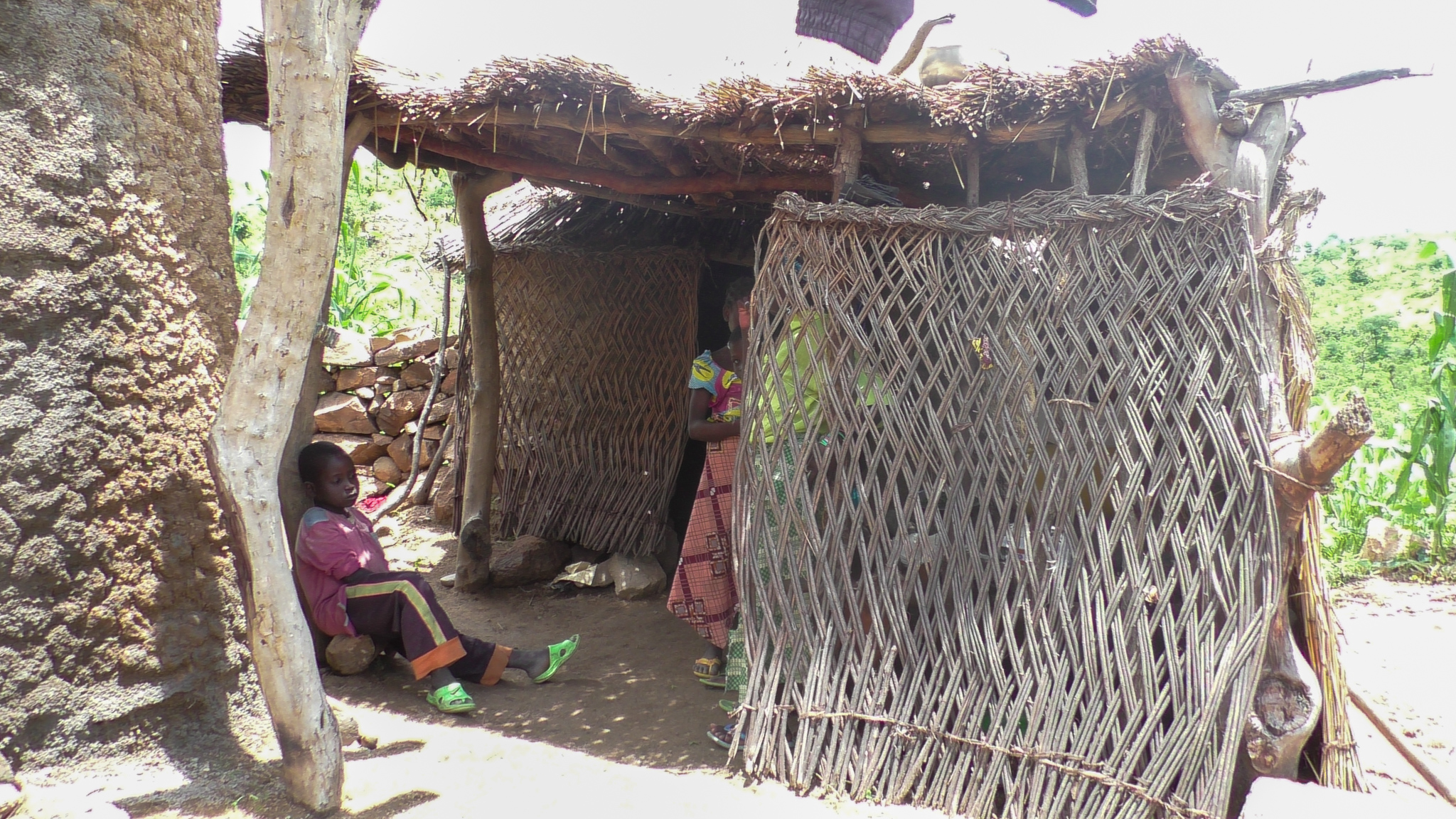 ShelterBox Hilfsgüter und IEDA Relief unterstützen Tchamaye dabei, ein Haus für seine Familie zu bauen.
