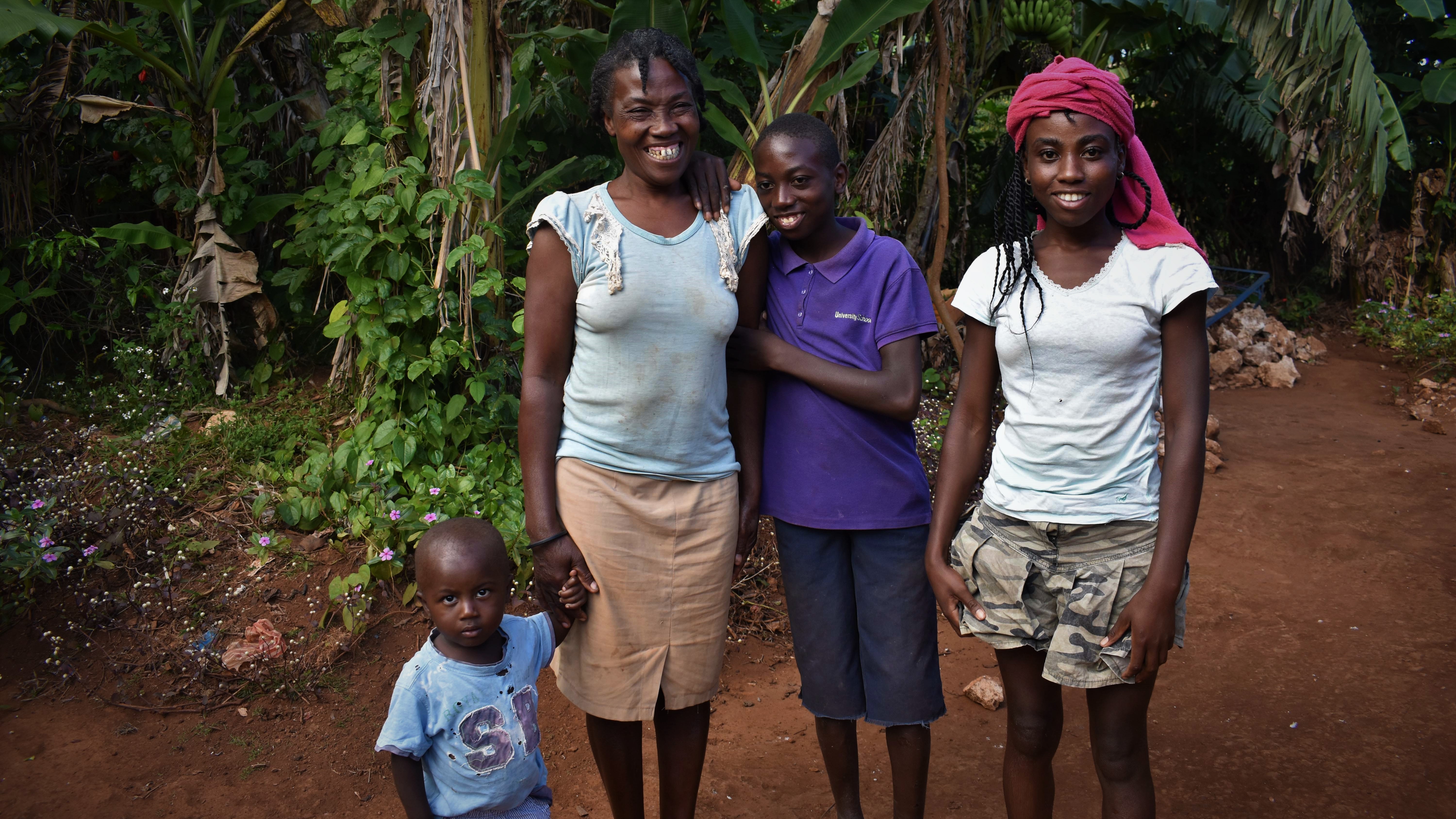 Eine Familie die in Haiti von ShelterBox unterstützt wird