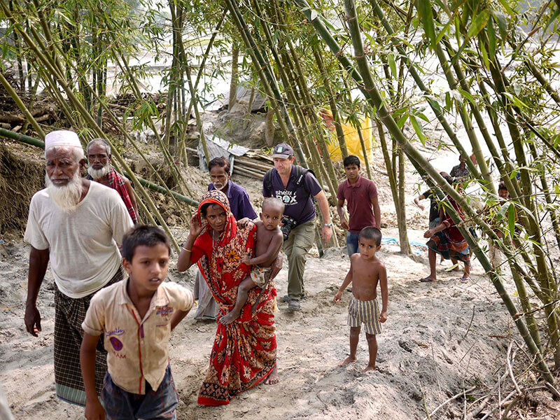 Betroffene begehen zusammen mit einem ShelterBox Response-Team das Gebiet