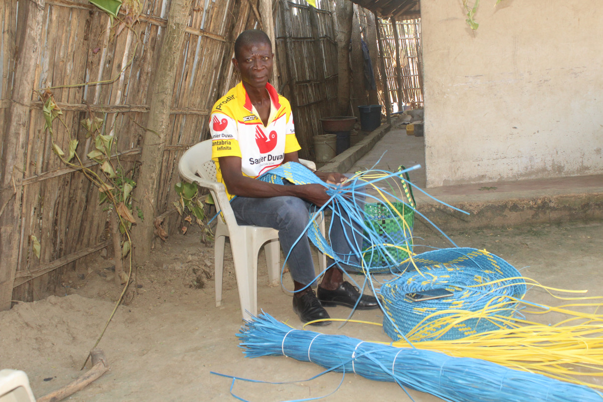 Verpackungen von ShelterBox Hilfsgütern werden in Mosambik weiterverwendet